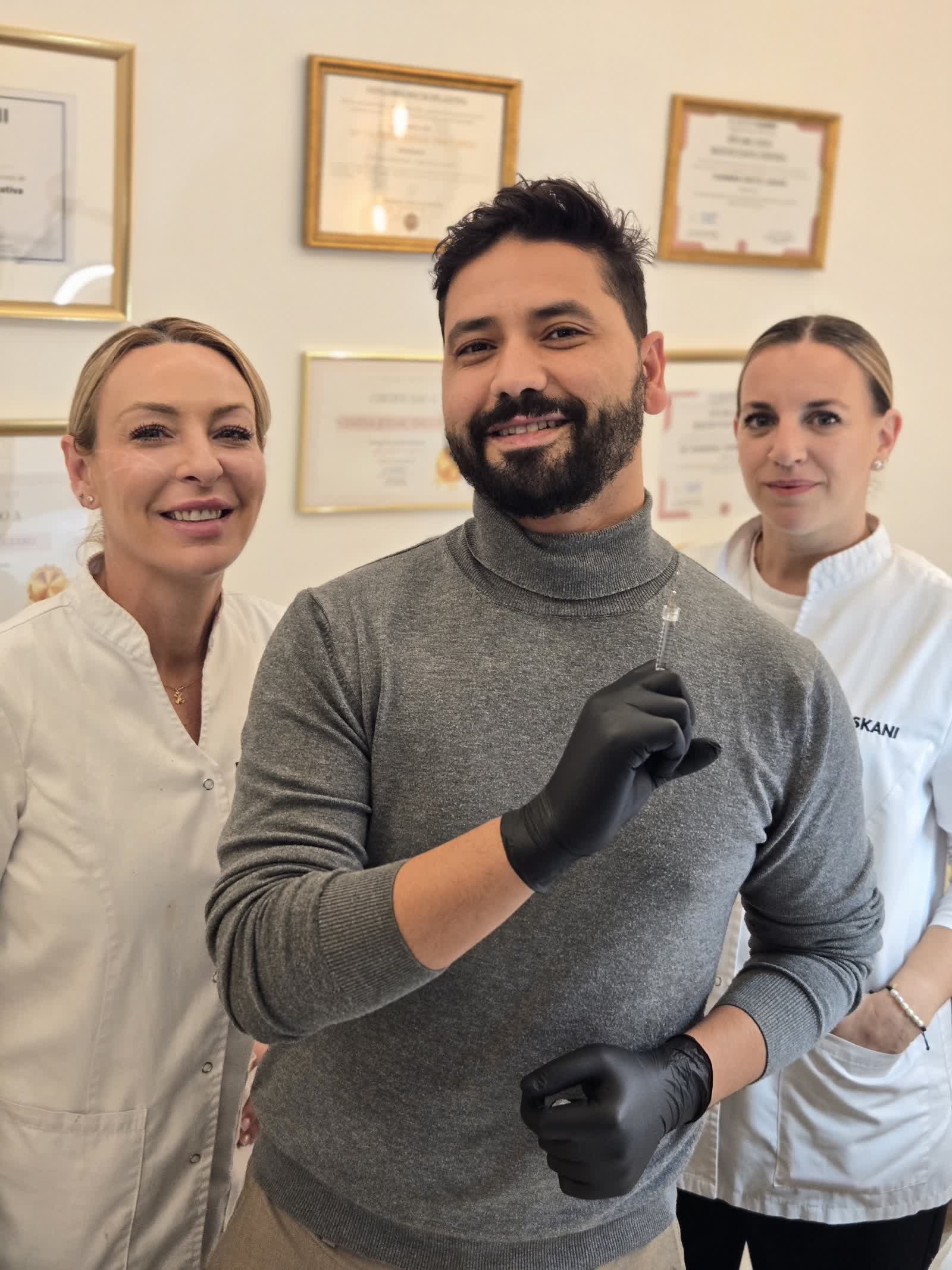 Equipo de Cleo Clinic ante sus diplomas